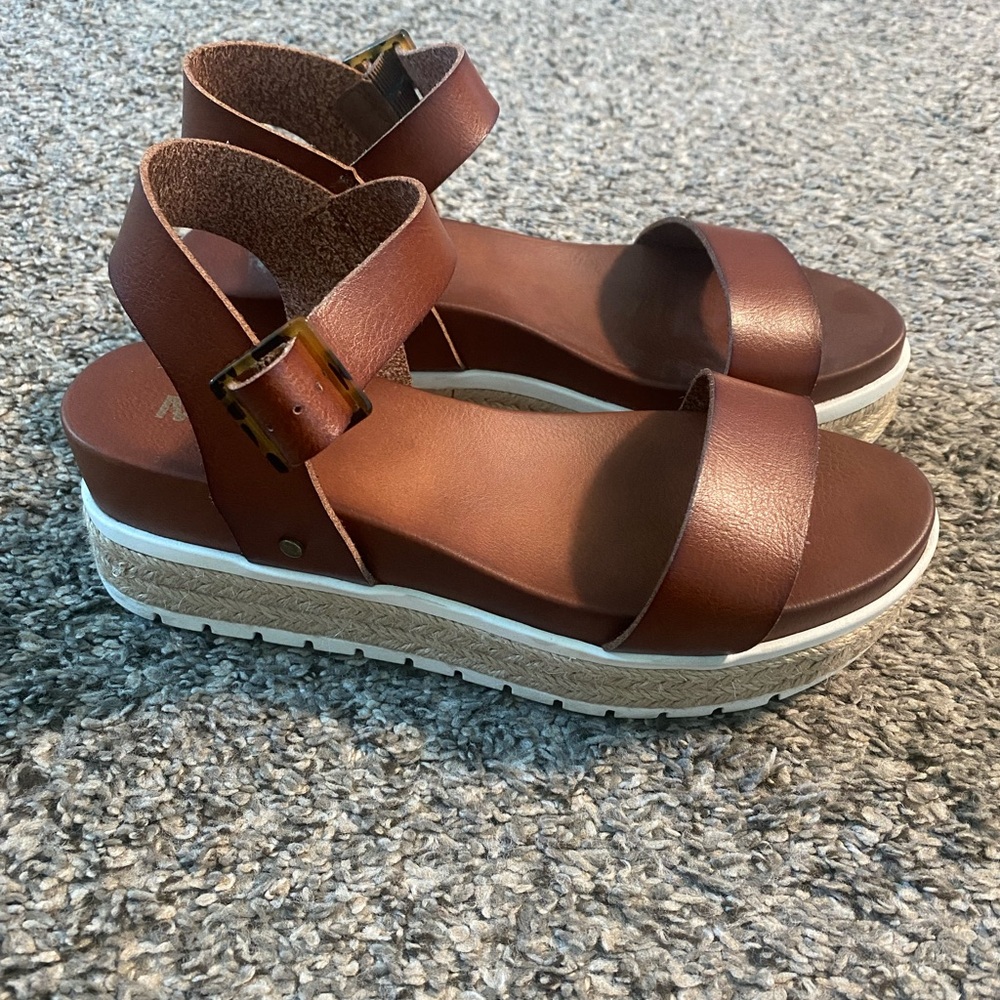 MIA platform sandals